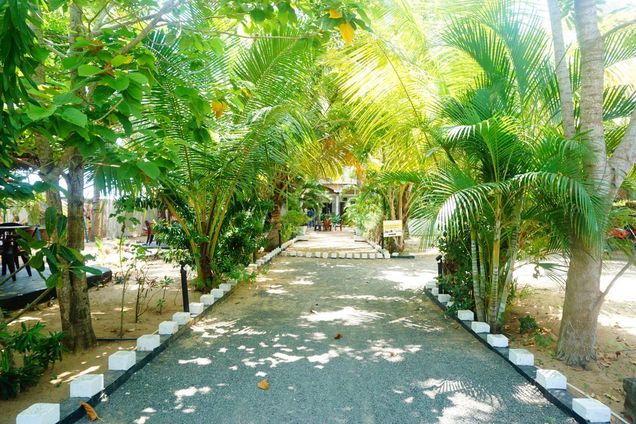 Star Rest Beach Hotel Baie d'Arugam Extérieur photo