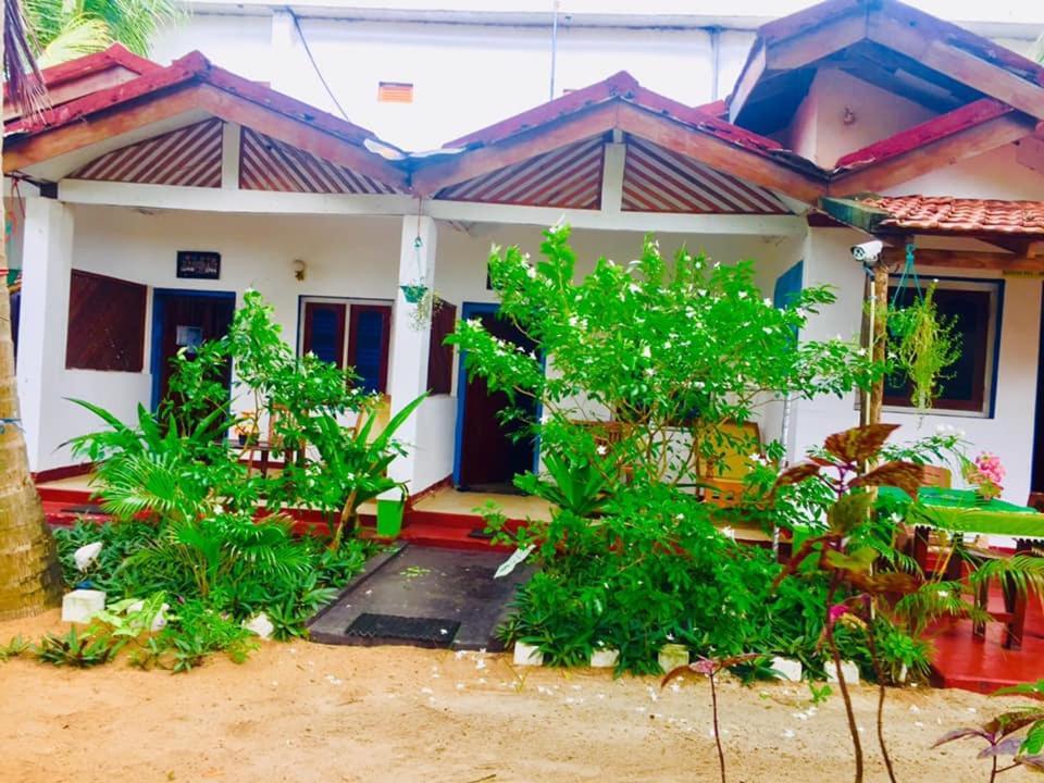 Star Rest Beach Hotel Baie d'Arugam Extérieur photo